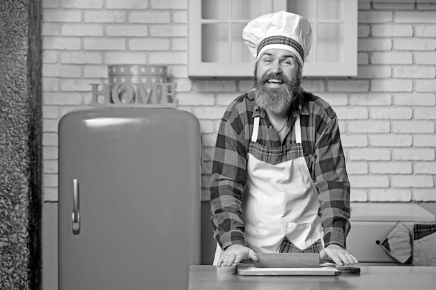 Šťastný kuchár pri pracovnom stole